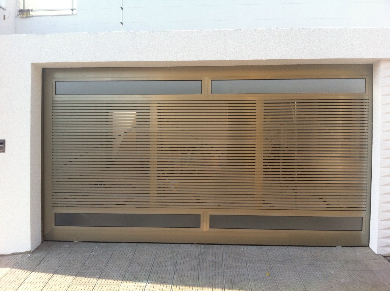 PORTAO ALUMINIO REGUADO COM VIDRO