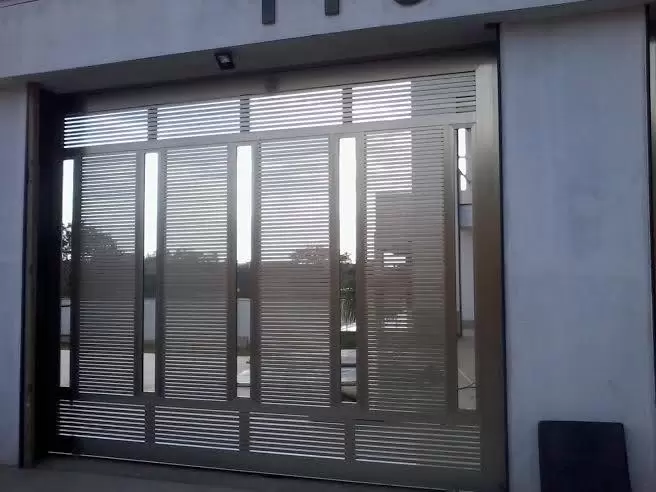 Portão-Aluminio-anodizado-Inox-com-filete-de-vidro-2